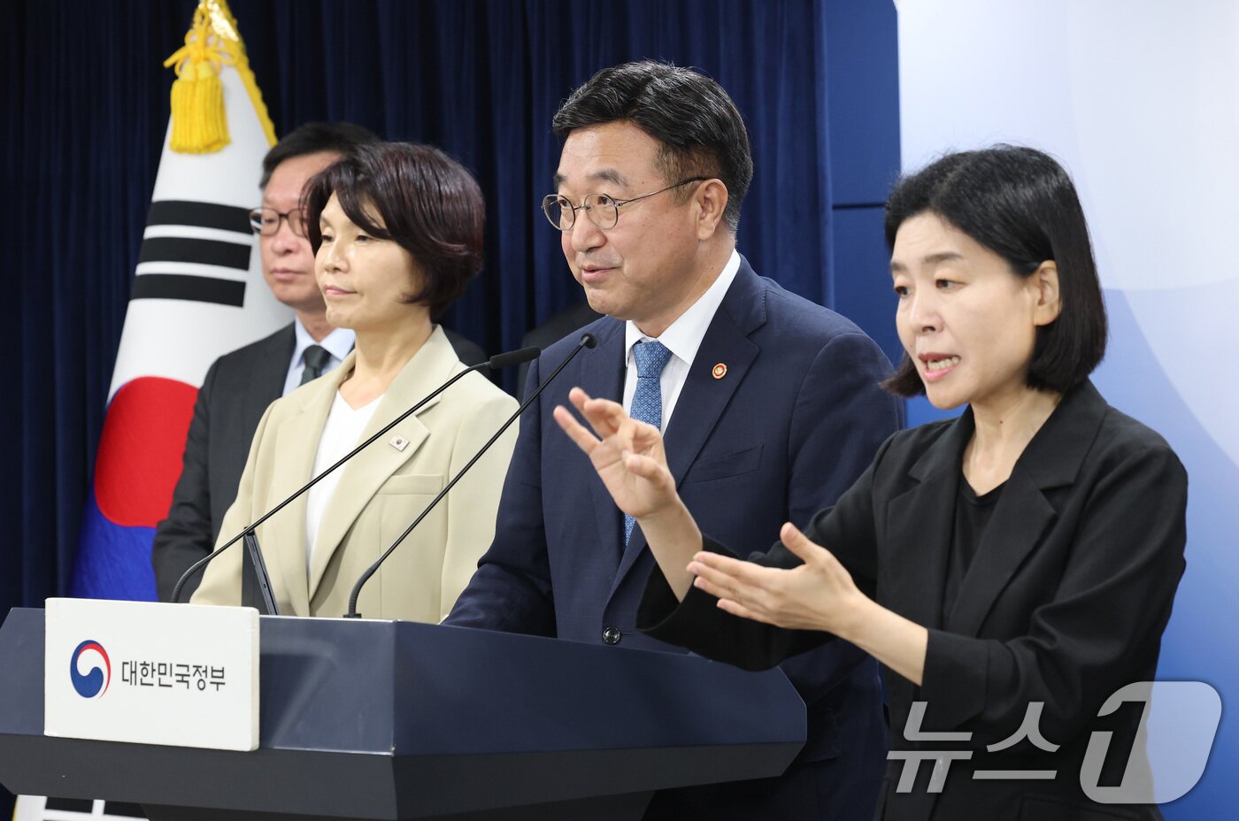 본문 이미지 - 윤호중 행정안전부 장관과 한정애 더불어민주당 정책위의장이 7일 서울 종로구 정부서울청사에서 제3차 고위당정협의회 결과 브리핑을 하고 있다. 2025.9.7/뉴스1 ⓒ News1 임세영 기자