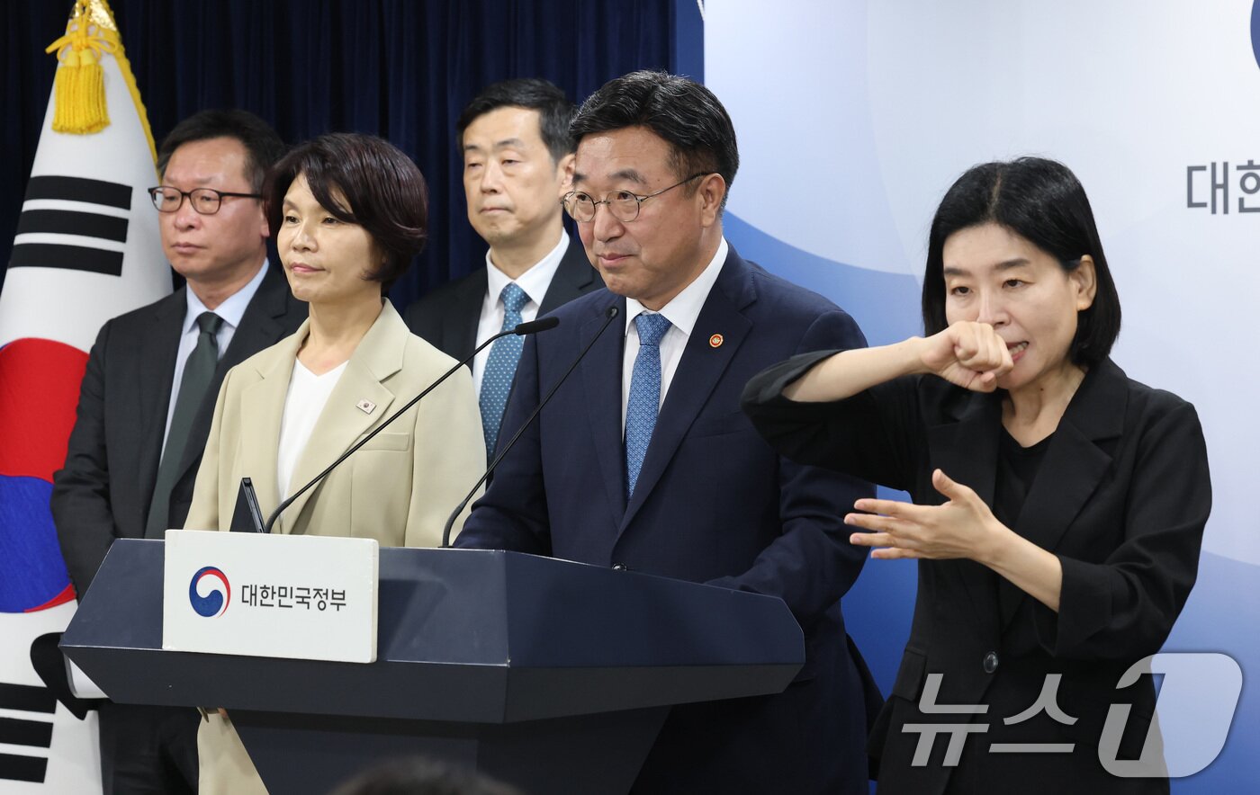 본문 이미지 - 윤호중 행정안전부 장관과 한정애 더불어민주당 정책위의장이 7일 서울 종로구 정부서울청사에서 제3차 고위당정협의회 결과 브리핑을 하고 있다. 2025.9.7/뉴스1 ⓒ News1 임세영 기자