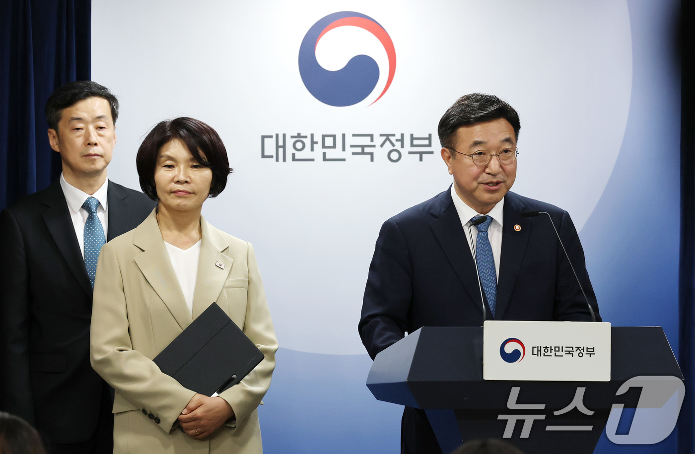 (서울=뉴스1) 임세영 기자 = 윤호중 행정안전부 장관과 한정애 더불어민주당 정책위의장이 7일 서울 종로구 정부서울청사에서 제3차 고위당정협의회 결과 브리핑을 하고 있다. 2025 …