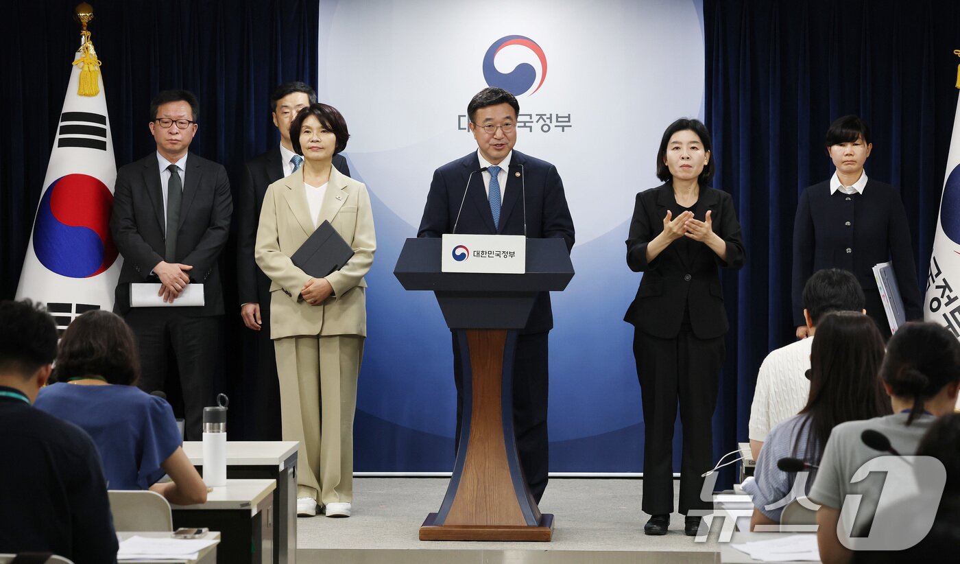 본문 이미지 - 윤호중 행정안전부 장관과 한정애 더불어민주당 정책위의장이 7일 서울 종로구 정부서울청사에서 제3차 고위당정협의회 결과 브리핑을 하고 있다. 2025.9.7/뉴스1 ⓒ News1 임세영 기자