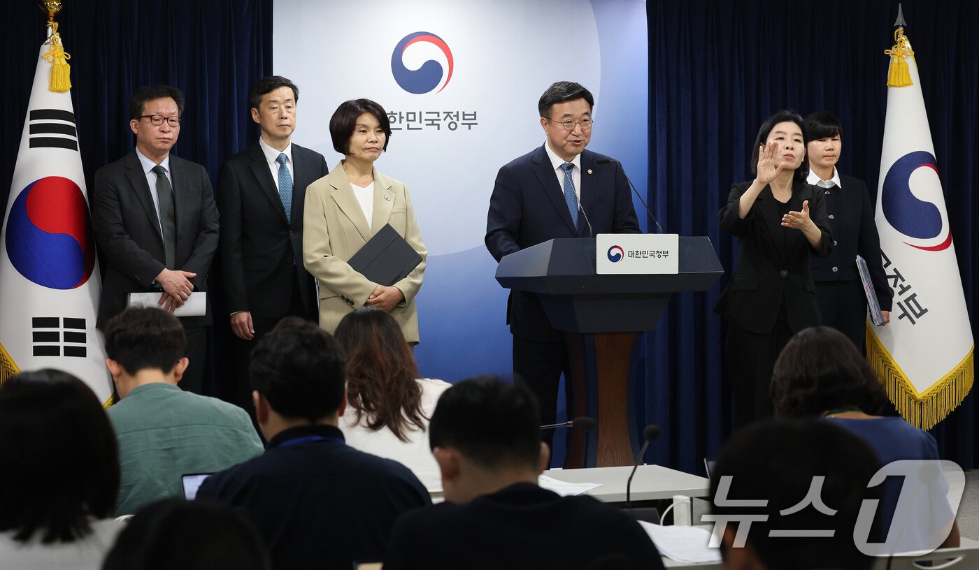 본문 이미지 - 윤호중 행정안전부 장관과 한정애 더불어민주당 정책위의장이 7일 서울 종로구 정부서울청사에서 제3차 고위당정협의회 결과 브리핑을 하고 있다. 2025.9.7/뉴스1 ⓒ News1 임세영 기자