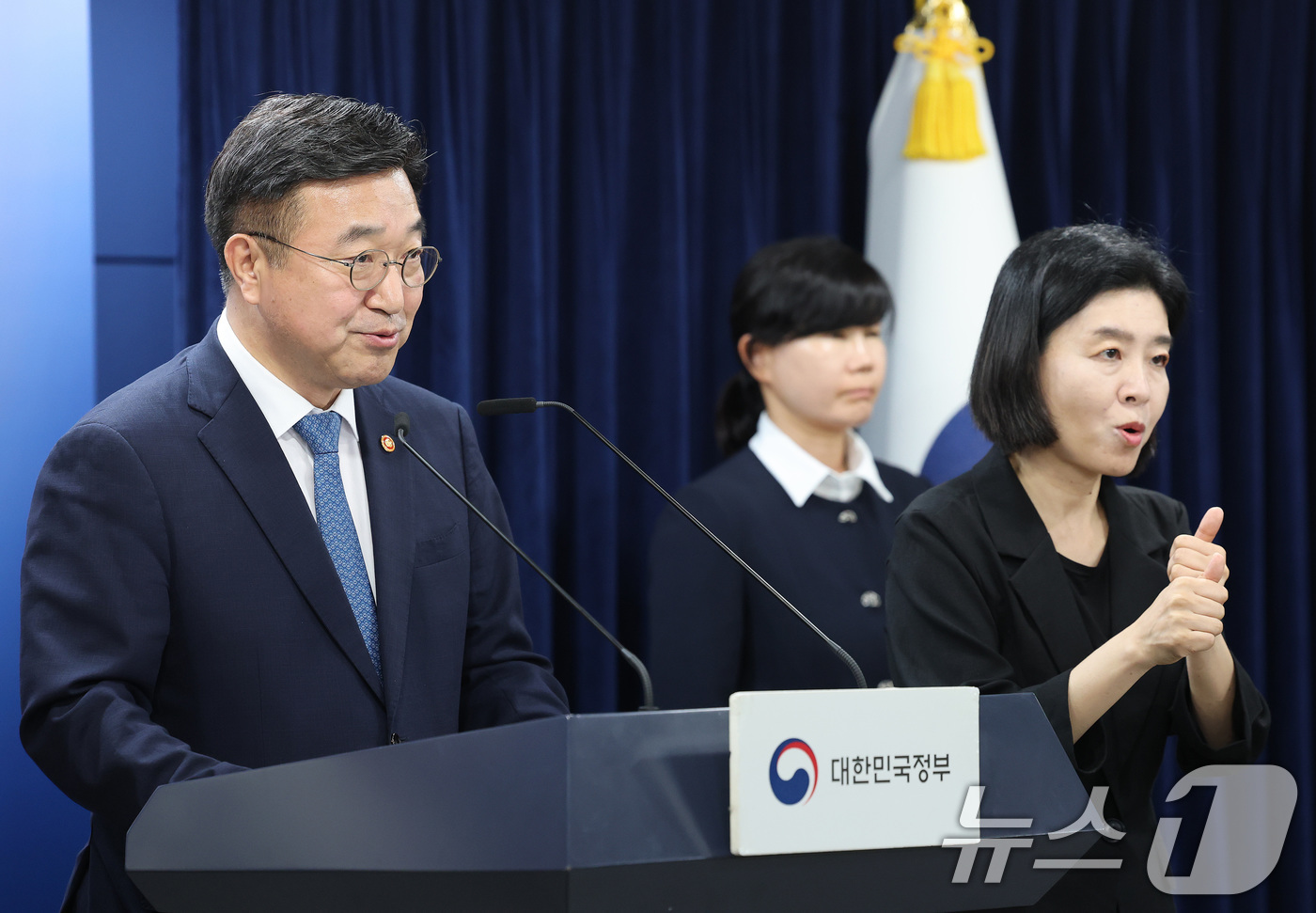 (서울=뉴스1) 임세영 기자 = 윤호중 행정안전부 장관이 7일 서울 종로구 정부서울청사에서 제3차 고위당정협의회 결과 브리핑을 하고 있다. 2025.9.7/뉴스1