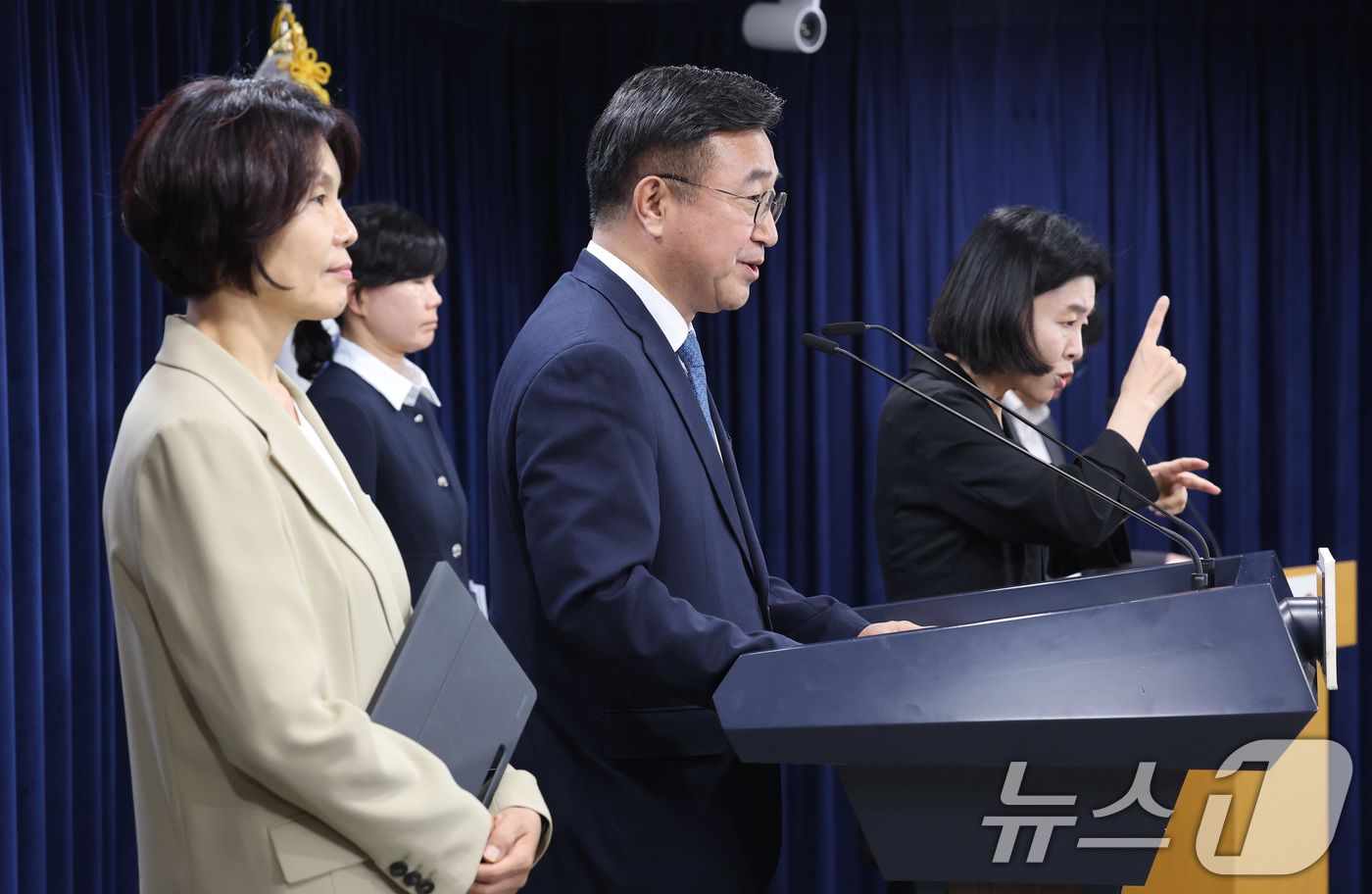 (서울=뉴스1) 임세영 기자 = 윤호중 행정안전부 장관과 한정애 더불어민주당 정책위의장이 7일 서울 종로구 정부서울청사에서 제3차 고위당정협의회 결과 브리핑을 하고 있다. 2025 …