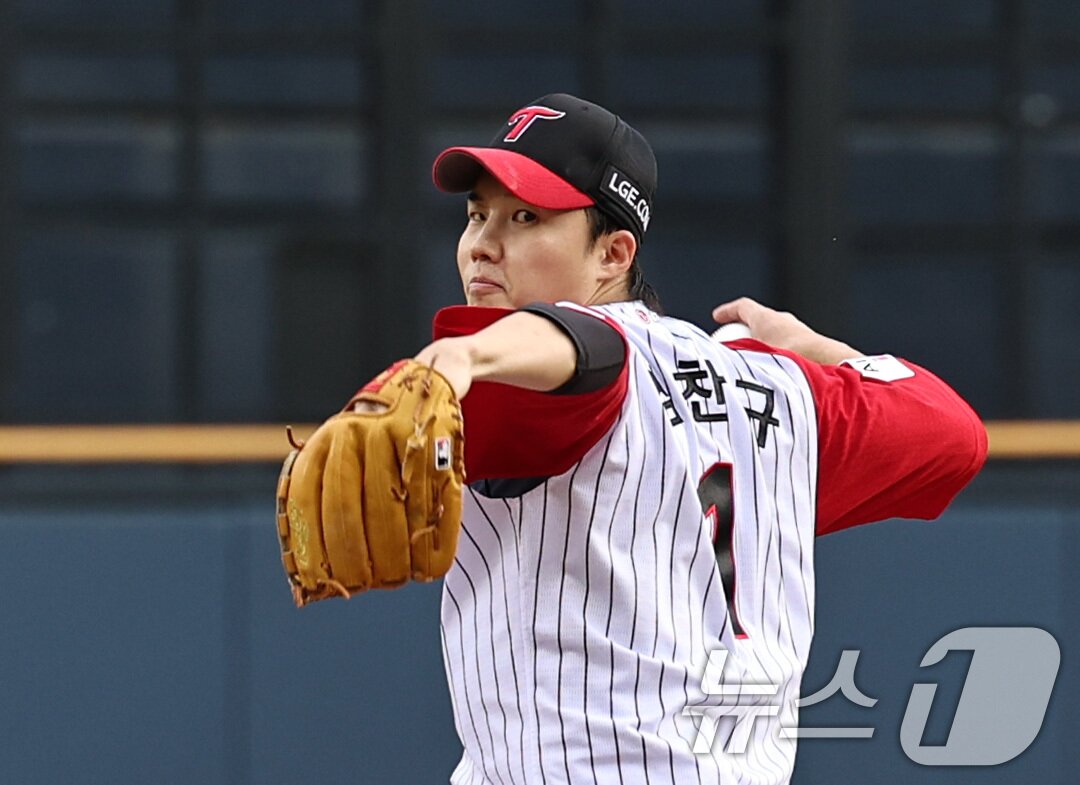 본문 이미지 - 7일 오후 서울 송파구 잠실야구장에서 열린 프로야구 &#39;2025 신한 SOL 뱅크 KBO리그&#39; LG 트윈스와 SSG 랜더스의 경기에서 LG 선발투수 임찬규가 역투하고 있다. 2025.9.7/뉴스1 ⓒ News1 구윤성 기자