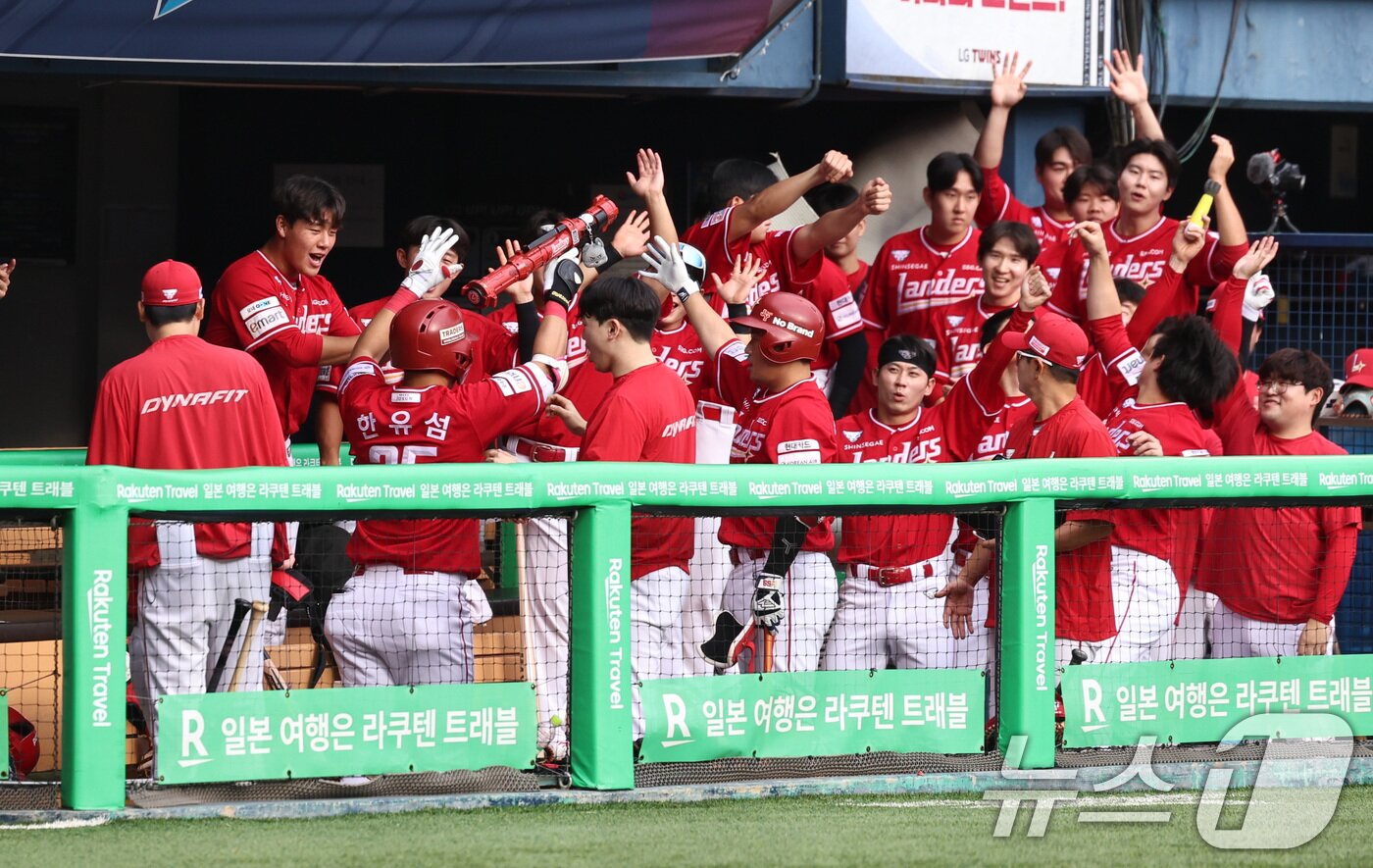 본문 이미지 - 기뻐하는 SSG 랜더스 선수들. 2025.9.7/뉴스1 ⓒ News1 구윤성 기자