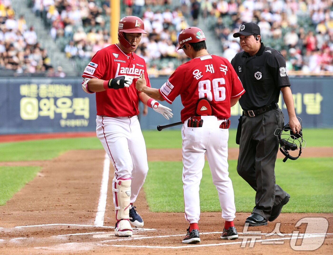 본문 이미지 - 7일 오후 서울 송파구 잠실야구장에서 열린 프로야구 &#39;2025 신한 SOL 뱅크 KBO리그&#39; LG 트윈스와 SSG 랜더스의 경기에서 SSG의 1회초 2사 2루에서 SSG 한유섬이 투런홈런을 친 뒤 윤재국 코치와 하이파이브하고 있다. 2025.9.7/뉴스1 ⓒ News1 구윤성 기자