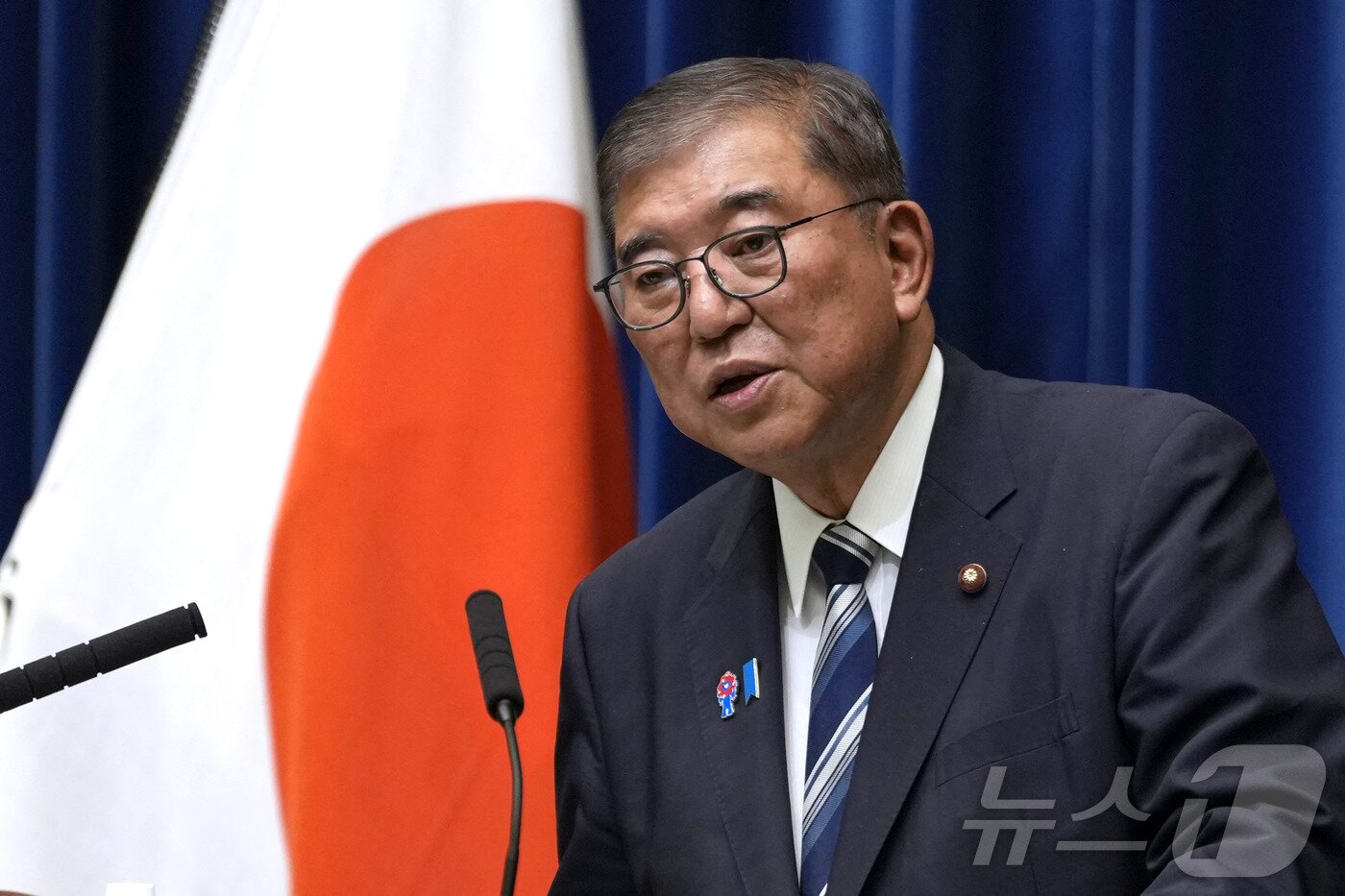 본문 이미지 - 이시바 시게루 일본 총리가 7일 오후 일본 도쿄 총리 관저에서 열린 긴급 기자회견에서 사임을 공식 선언하고 있다. ⓒ AFP=뉴스1