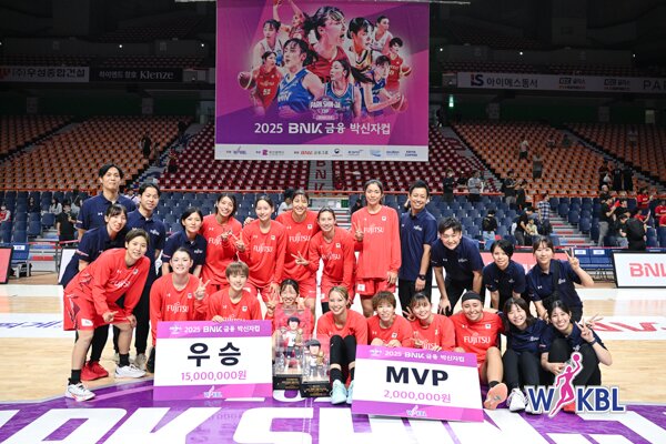 본문 이미지 - 우승을 차지한 일본의 후지쓰&#40;WKBL 제공&#41; 