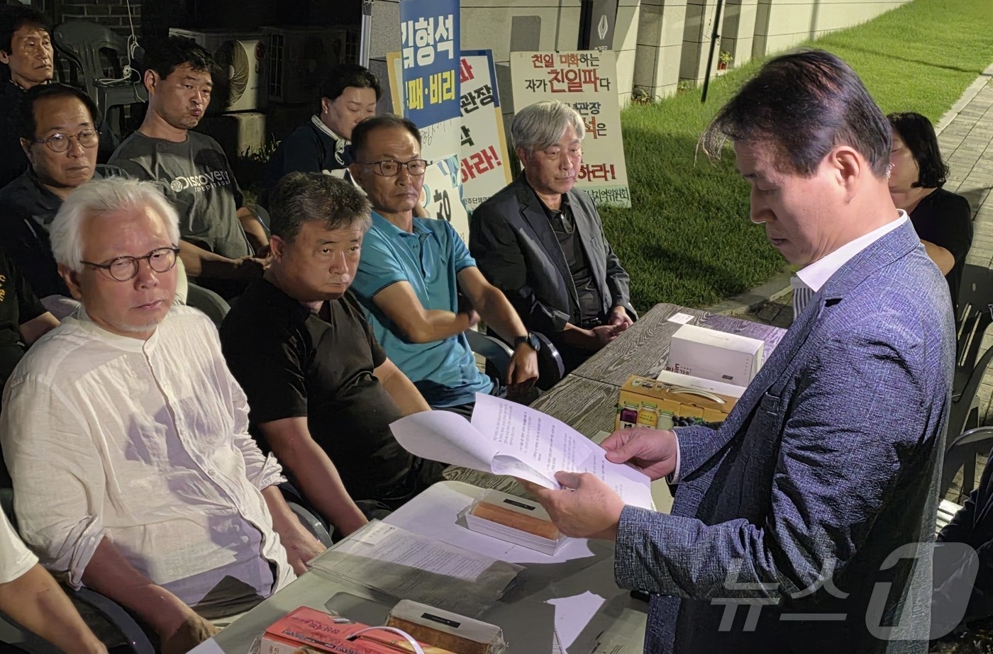 (천안=뉴스1) 이시우 기자 = 권오을 국가보훈부 장관이 7일 오후 충남 천안 독립기념관에서 19일째 관장실 점거 농성 중인 독립운동가 후손들을 만나 후손 측이 김형석 관장에게 전 …