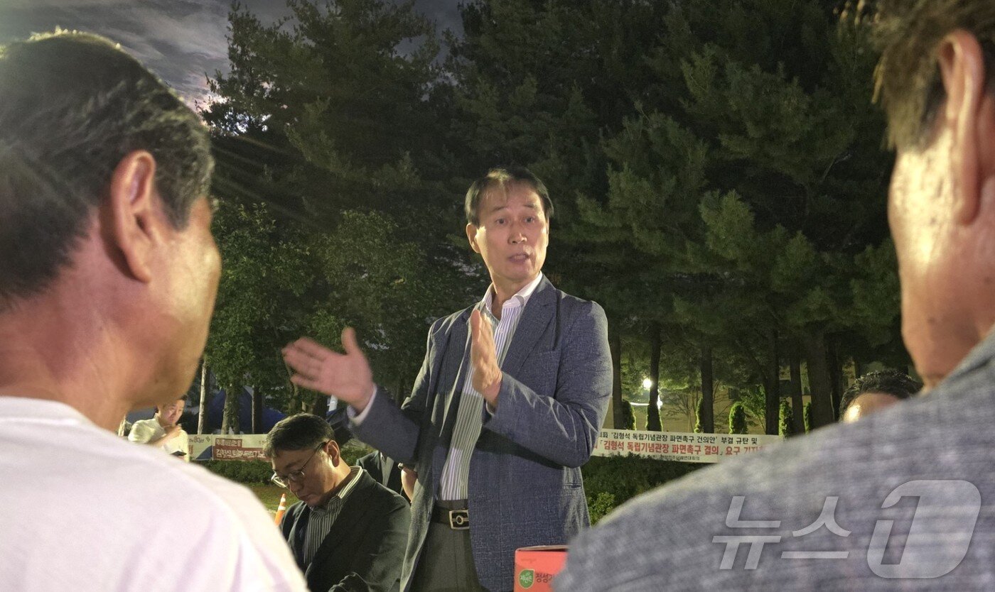 본문 이미지 - 권오을 국가보훈부 장관이 7일 오후 충남 천안 독립기념관을 찾아 19일째 관장실 점거 농성을 이어가고 있는 독립운동가 후손들과 대화를 나누고 있다. 2025.9.7/뉴스1 ⓒ News1 이시우 기자