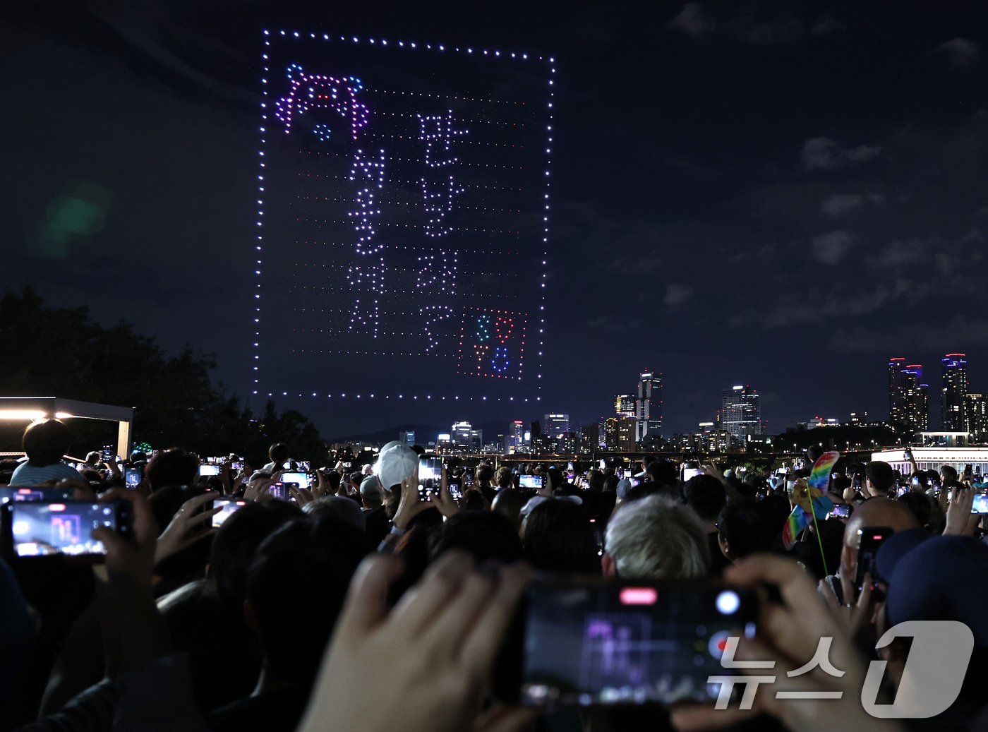 (서울=뉴스1) 구윤성 기자 = 7일 오후 서울 광진구 뚝섬한강공원에서 열린 '2025 한강 불빛 공연(드론 라이트쇼)'에서 애니메이션 '케이팝데몬헌터스(케데헌)' 장면을 형상화한 …