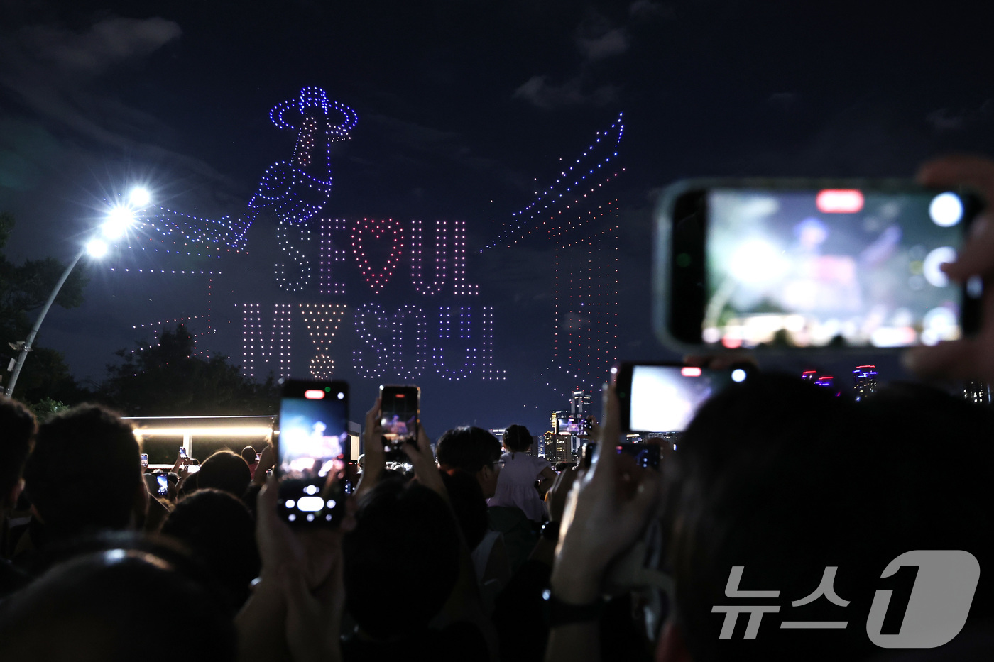 (서울=뉴스1) 구윤성 기자 = 7일 오후 서울 광진구 뚝섬한강공원에서 열린 '2025 한강 불빛 공연(드론 라이트쇼)'에서 애니메이션 '케이팝데몬헌터스(케데헌)' 등장인물을 형상 …