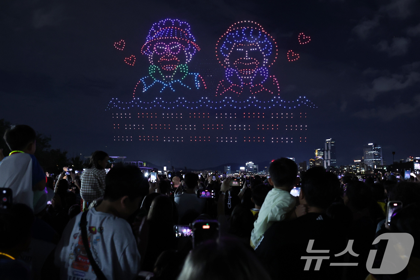 (서울=뉴스1) 구윤성 기자 = 7일 오후 서울 광진구 뚝섬한강공원에서 열린 '2025 한강 불빛 공연(드론 라이트쇼)'에서 애니메이션 '케이팝데몬헌터스(케데헌)' 등장인물을 형상 …