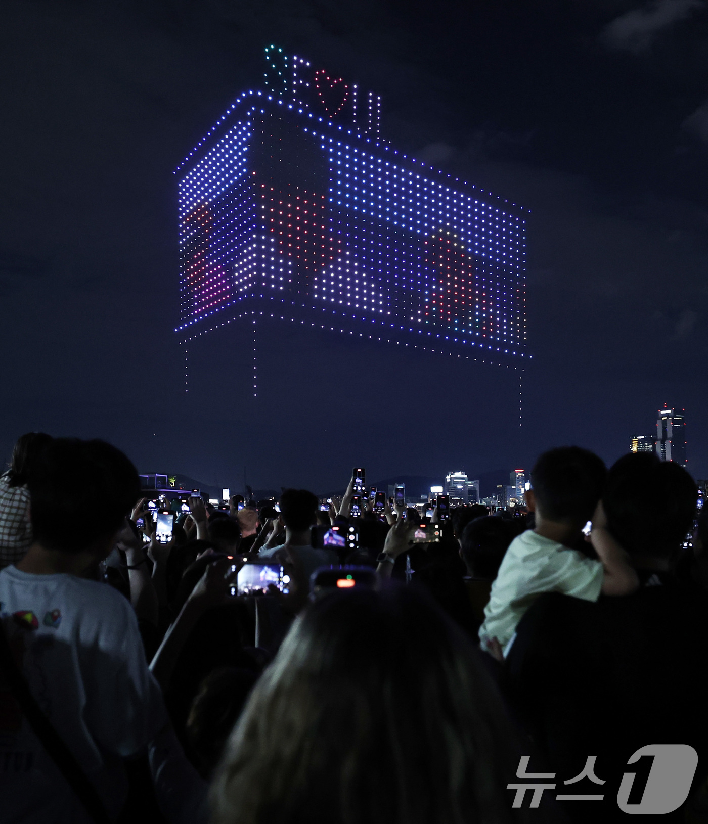 (서울=뉴스1) 구윤성 기자 = 7일 오후 서울 광진구 뚝섬한강공원에서 열린 '2025 한강 불빛 공연(드론 라이트쇼)'에서 애니메이션 '케이팝데몬헌터스(케데헌)' 등장인물을 형상 …