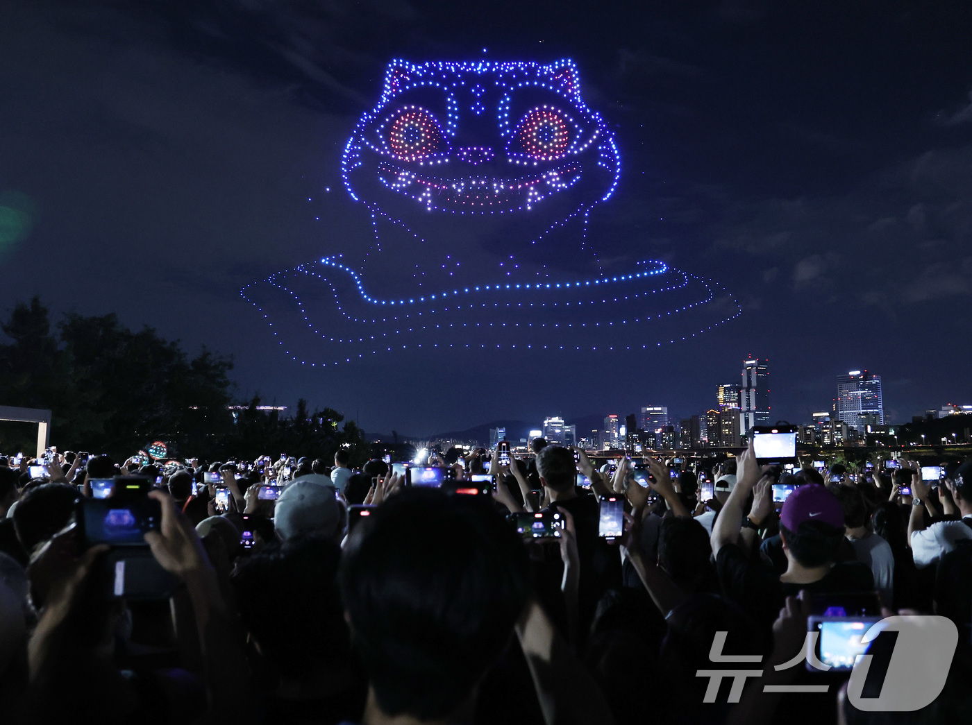 (서울=뉴스1) 구윤성 기자 = 7일 오후 서울 광진구 뚝섬한강공원에서 열린 '2025 한강 불빛 공연(드론 라이트쇼)'에서 애니메이션 '케이팝데몬헌터스(케데헌)' 등장인물을 형상 …