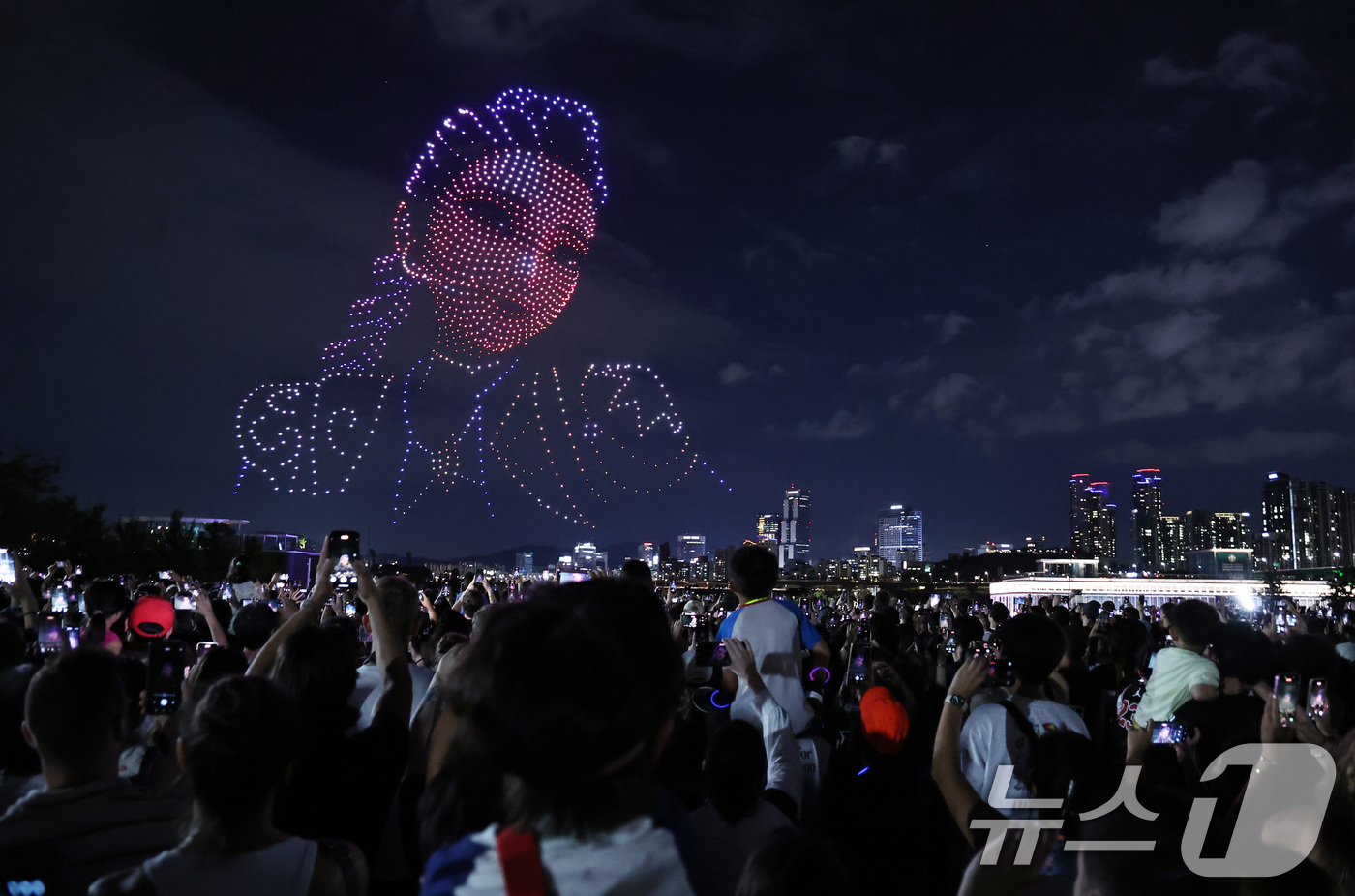 (서울=뉴스1) 구윤성 기자 = 7일 오후 서울 광진구 뚝섬한강공원에서 열린 '2025 한강 불빛 공연(드론 라이트쇼)'에서 애니메이션 '케이팝데몬헌터스(케데헌)' 등장인물을 형상 …