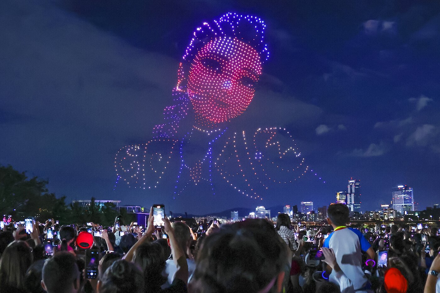 본문 이미지 - 7일 오후 서울 광진구 뚝섬한강공원에서 열린 '2025 한강 불빛 공연(드론 라이트쇼)'에서 1,200여 대의 드론이 '케이팝데몬헌터스(케데헌)' 캐릭터들의 모습을 이루며 밤하늘을 수놓고 있다. 2025.9.7/뉴스1 ⓒ News1 구윤성 기자