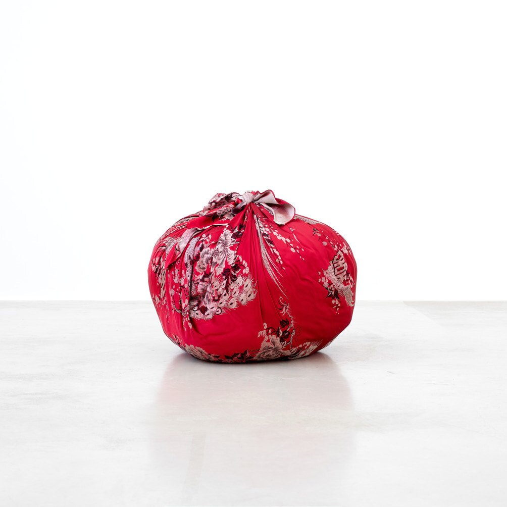 본문 이미지 - Kimsooja, Bottari, Used bedcover and clothing, 61&times;60&times;60cm, 2022 (선혜원 제공)