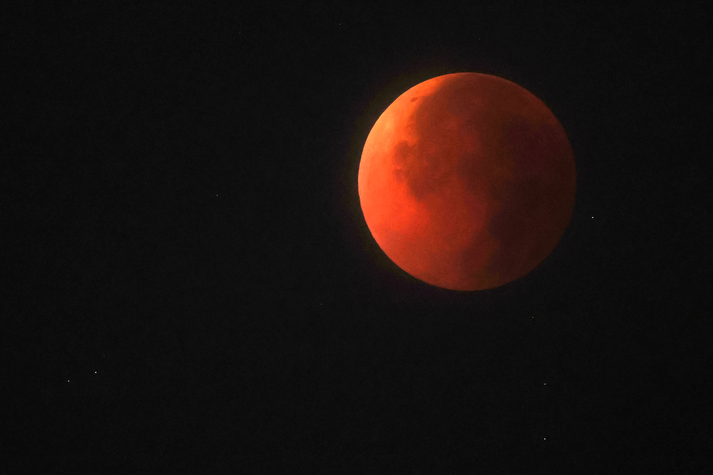 (서울=뉴스1) 민경석 기자 = 달이 지구 그림자에 완전히 가려지는 '개기월식'이 진행된 8일 새벽 서울 밤하늘에 지구 대기를 통과한 태양빛이 반사돼 붉게 빛나는 '레드문'이 관측 …
