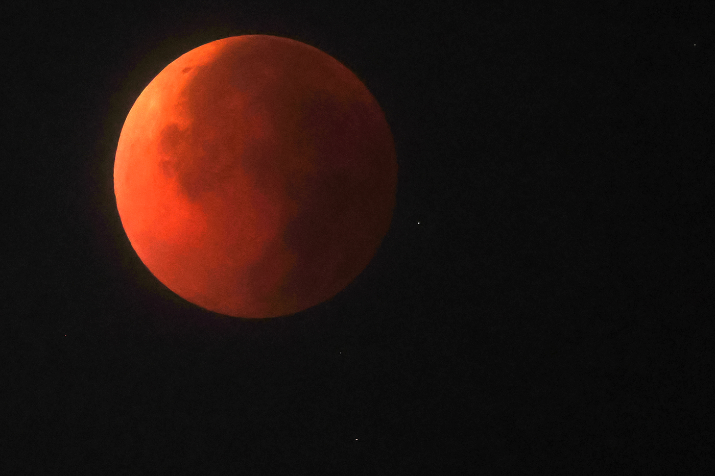 (서울=뉴스1) 민경석 기자 = 달이 지구 그림자에 완전히 가려지는 '개기월식'이 진행된 8일 새벽 서울 밤하늘에 지구 대기를 통과한 태양빛이 반사돼 붉게 빛나는 '레드문'이 관측 …