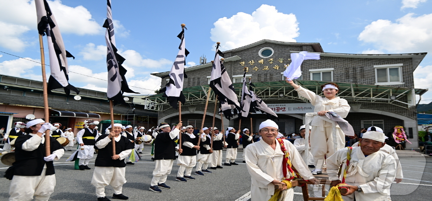 (논산=뉴스1) 이동원 기자 = 논산시(시장 백성현)는 지난 5일 연산백중놀이전수관 놀이마당에서 충청남도 무형문화재인 ‘연산백중놀이’ 제36회 정기공연을 성황리에 개최했다.연산백중 …