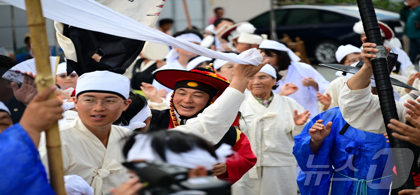 (논산=뉴스1) 이동원 기자 = 백성현 논산시장은 지난 5일 연산백중놀이전수관 놀이마당에서 충청남도 무형문화재인 ‘연산백중놀이’ 제36회 정기공연에 참석했다.연산백중놀이는 매년 음 …