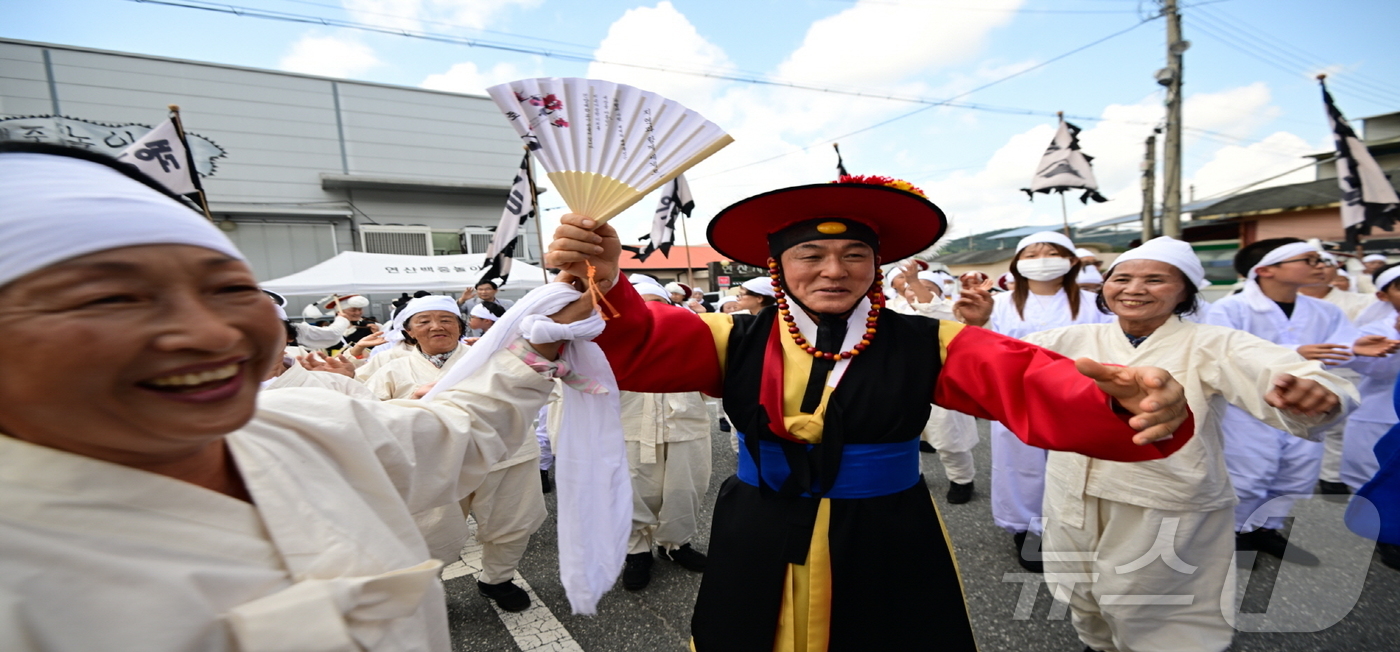 (논산=뉴스1) 이동원 기자 = 백성현 논산시장은 지난 5일 연산백중놀이전수관 놀이마당에서 충청남도 무형문화재인 ‘연산백중놀이’ 제36회 정기공연에 참석했다.연산백중놀이는 매년 음 …