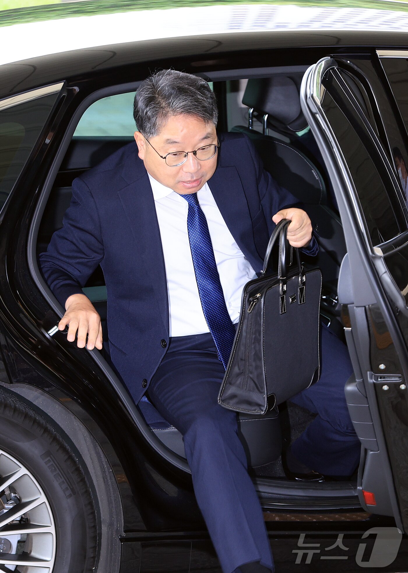 본문 이미지 - 노만석 검찰총장 직무대행이 8일 오전 서울 서초구 대검찰청에 출근하고 있다.  2025.9.9/뉴스1 ⓒ News1 김진환 기자