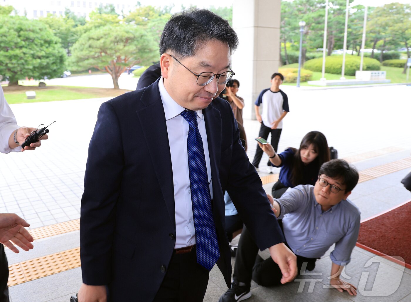 본문 이미지 - 노만석 검찰총장 직무대행이 8일 오전 서울 서초구 대검찰청에 출근하고 있다.. 2025.9.9/뉴스1 ⓒ News1 김진환 기자