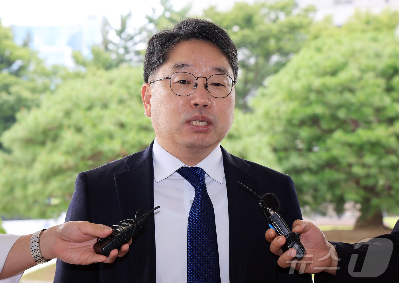 본문 이미지 - 노만석 검찰총장 직무대행이 8일 오전 서울 서초구 대검찰청에 출근하며 취재진 질문에 답변하고 있다. 2025.9.9/뉴스1 ⓒ News1 김진환 기자