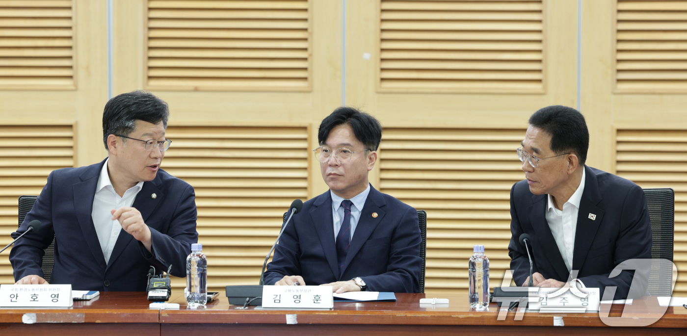 (서울=뉴스1) 신웅수 기자 = 안호영 국회 환경노동위원장(왼쪽부터)과 김영훈 고용노동부 장관, 김주영 의원이 8일 오전 서울 여의도 국회 의원회관에서 열린 '8시간 초과 야간근무 …