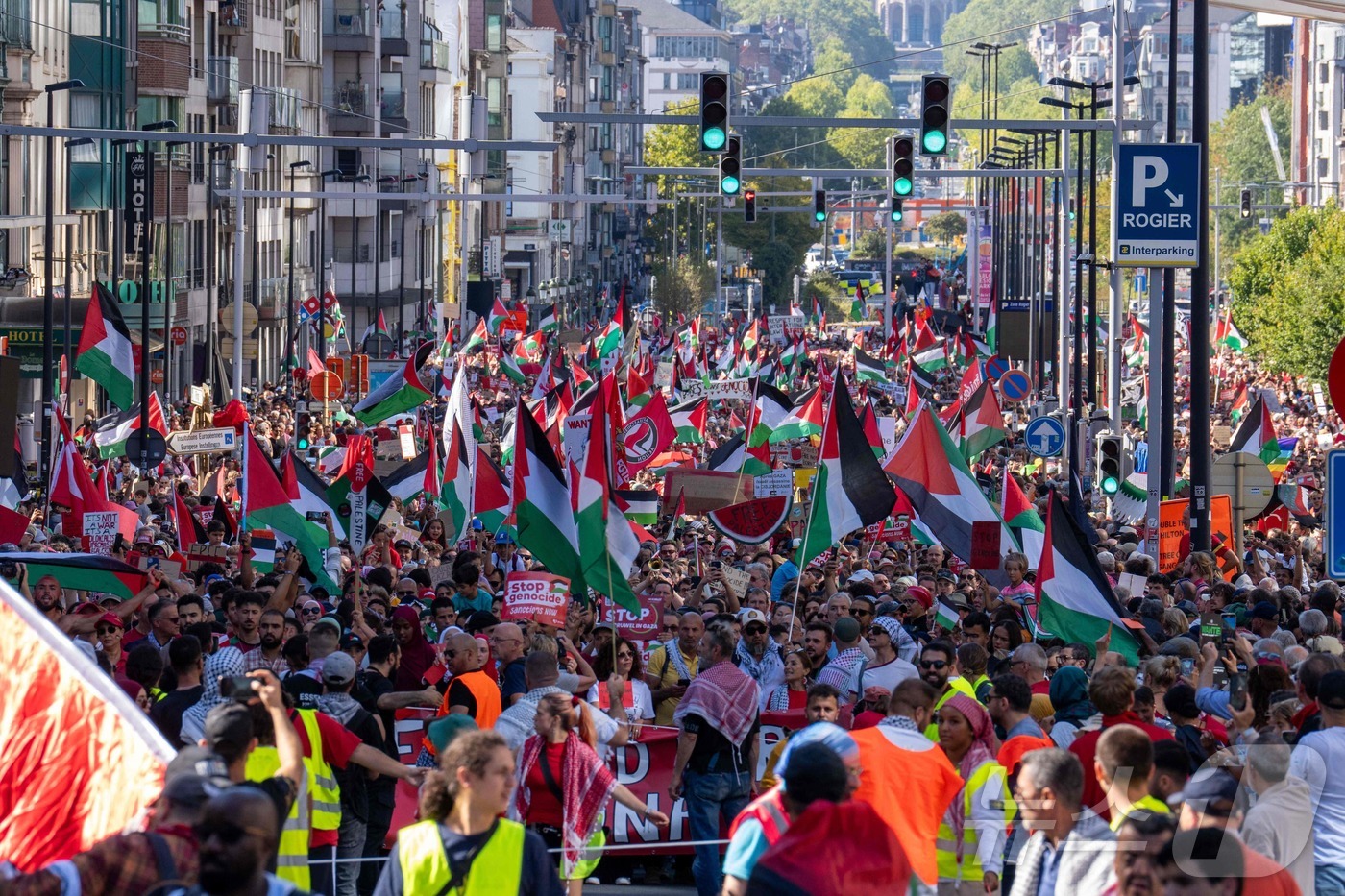 (브뤼셀 AFP=뉴스1) 김지완 기자 = 7일(현지시간) 벨기에 브뤼셀에서 시민들이 팔레스타인 지지 시위를 하고 있다. 2025.09.07ⓒ AFP=뉴스1