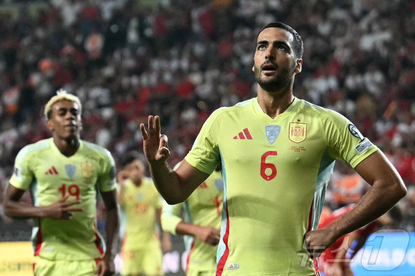 본문 이미지 - 해트트릭을 달성한 스페인 미켈 메리노. ⓒ AFP=뉴스1