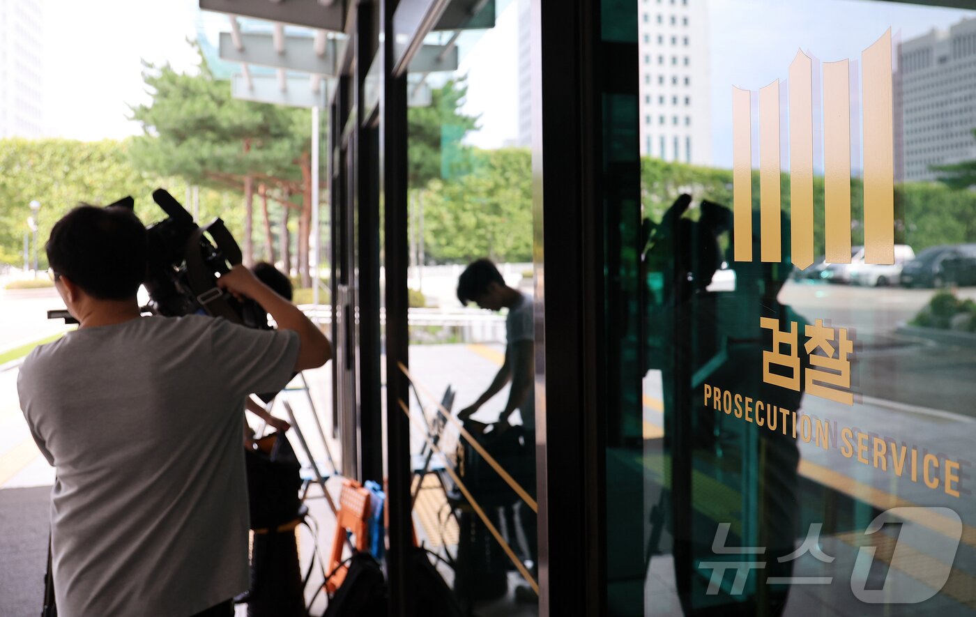 본문 이미지 - 검찰청이 폐지되고, 공소청과 중대범죄수사청&#40;이하 중수청&#41;이 신설돼 기존 검찰의 기소와 수사 기능을 분리 담당하게 한다. 공소청은 법무부 아래, 중수청은 행정안전부 산하에 두기로 했다. 정부와 여당은 이를 담은 정부조직법 개정안을 추진하며, 통과 시 1년 뒤 시행될 예정이다. 사진은 8일 서울 서초구 서울고등검찰청. 2025.9.8/뉴스1 ⓒ News1 김진환 기자