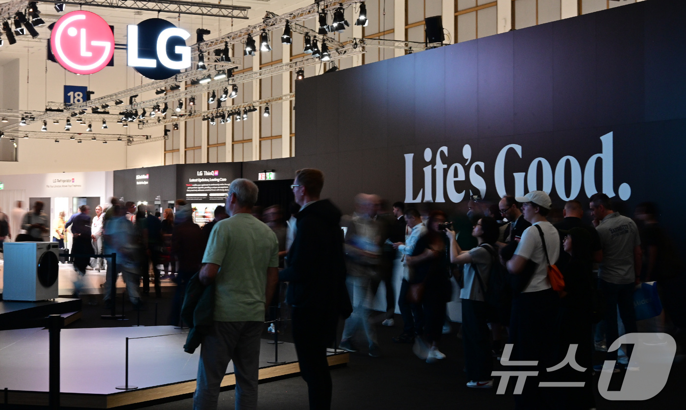 (서울=뉴스1) = LG전자는 독일 베를린에서 열린 유럽 최대 전시회 IFA 2025에서 'LG AI 가전의 오케스트라'를 주제로 더욱 구체화 된 AI홈 솔루션을 선보이며 고객의 …