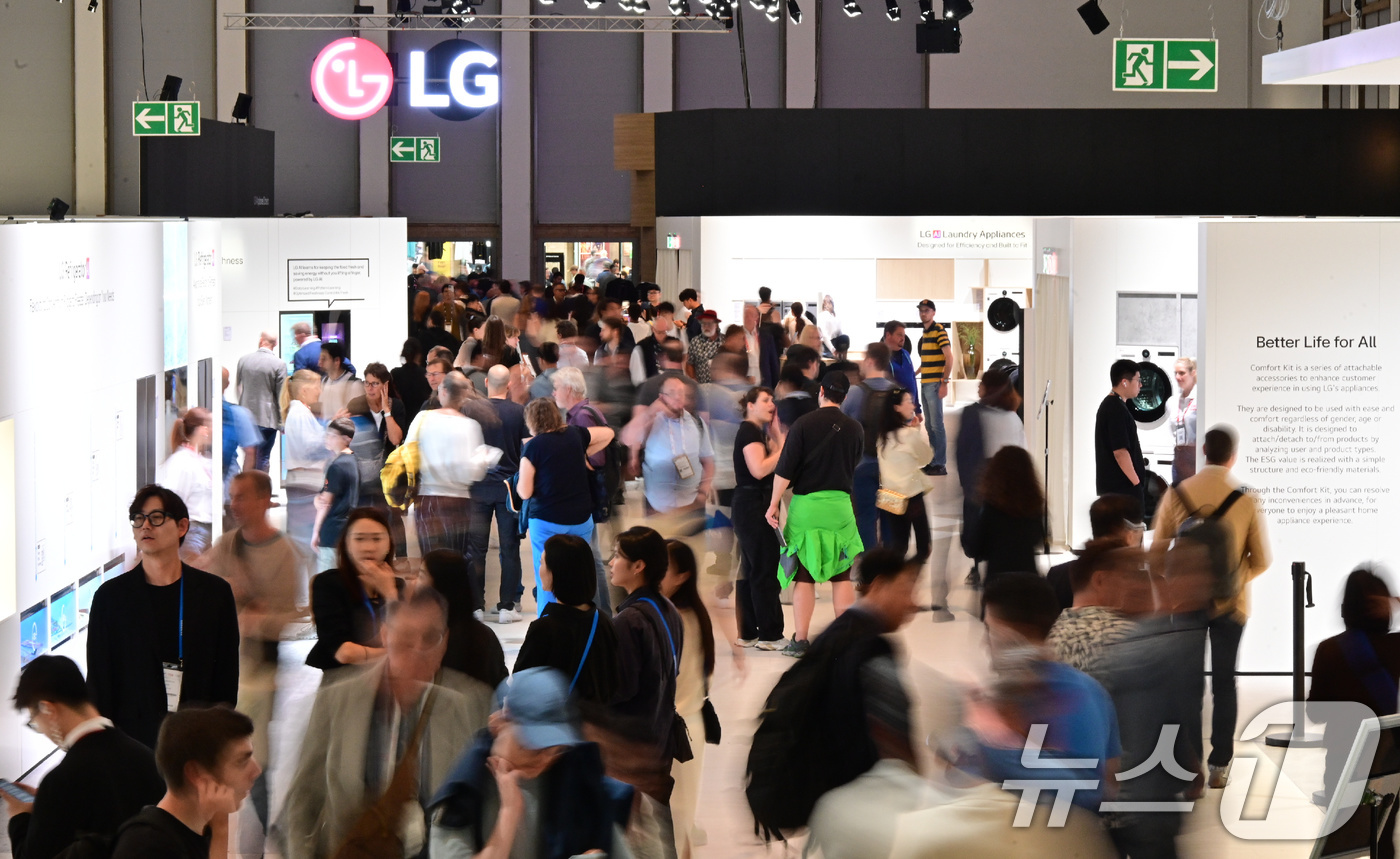 (서울=뉴스1) = LG전자는 독일 베를린에서 열린 유럽 최대 전시회 IFA 2025에서 'LG AI 가전의 오케스트라'를 주제로 더욱 구체화 된 AI홈 솔루션을 선보이며 고객의 …
