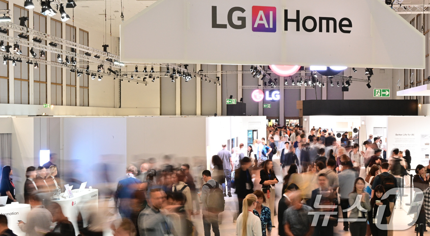 (서울=뉴스1) = LG전자는 독일 베를린에서 열린 유럽 최대 전시회 IFA 2025에서 'LG AI 가전의 오케스트라'를 주제로 더욱 구체화 된 AI홈 솔루션을 선보이며 고객의 …