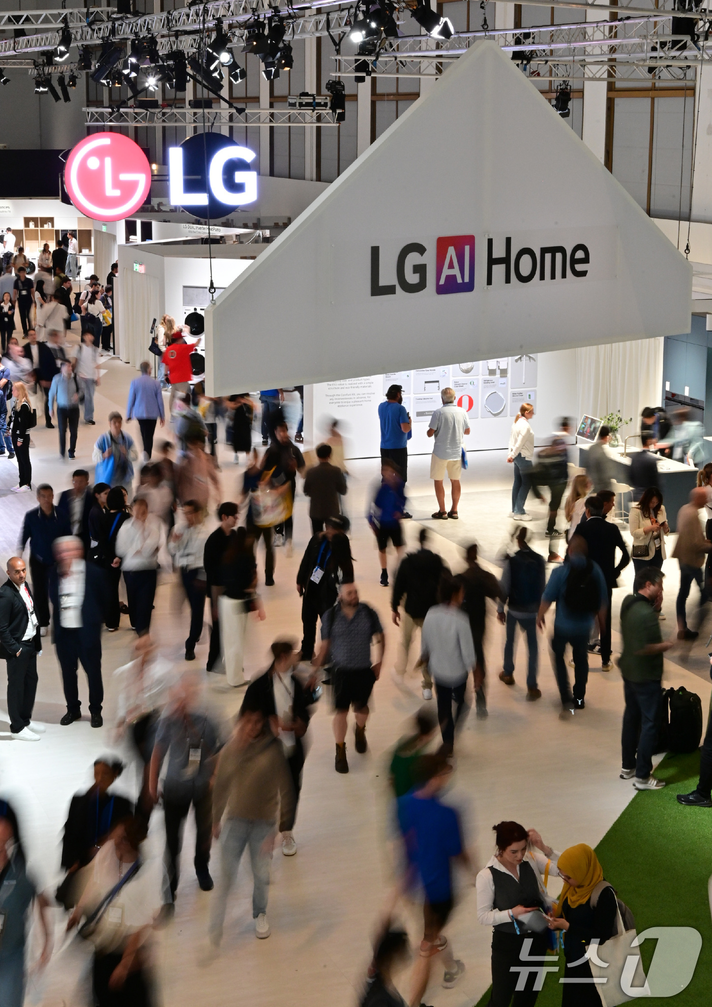 (서울=뉴스1) = LG전자는 독일 베를린에서 열린 유럽 최대 전시회 IFA 2025에서 'LG AI 가전의 오케스트라'를 주제로 더욱 구체화 된 AI홈 솔루션을 선보이며 고객의 …