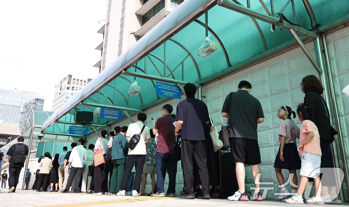 본문 이미지 - 지난 9월 8일 오전 서울 종로구 주한 미국대사관 앞에서 시민들이 미국 비자를 발급받기 위해 줄을 서고 있다. 2025.9.8/뉴스1 ⓒ News1 구윤성 기자