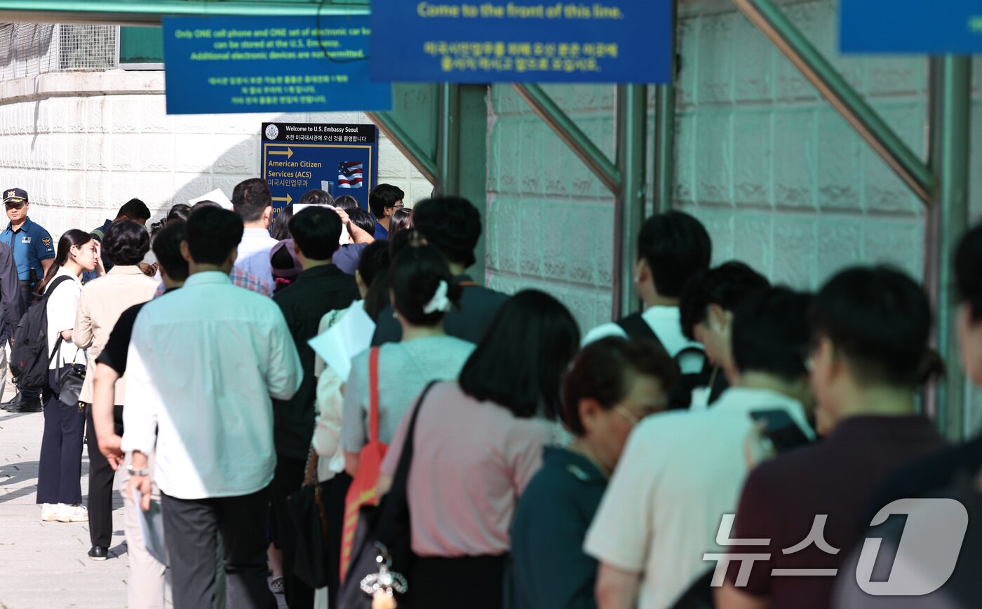 본문 이미지 - &#39;조지아 구금 사태&#39;에 미국 비자 문제가 수면 위로 드러난 가운데, 8일 오전 서울 종로구 주한 미국대사관 앞에서 시민들이 미국 비자를 발급받기 위해 줄을 서고 있다. 2025.9.8/뉴스1 ⓒ News1 구윤성 기자