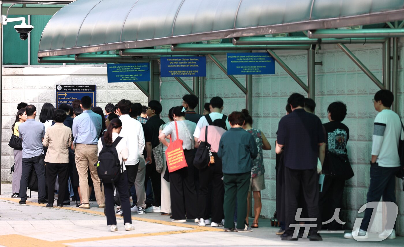 본문 이미지 - &#39;조지아 구금 사태&#39;에 미국 비자 문제가 수면 위로 드러난 가운데, 8일 오전 서울 종로구 주한 미국대사관 앞에서 시민들이 미국 비자를 발급받기 위해 줄을 서고 있다. 2025.9.8/뉴스1 ⓒ News1 구윤성 기자