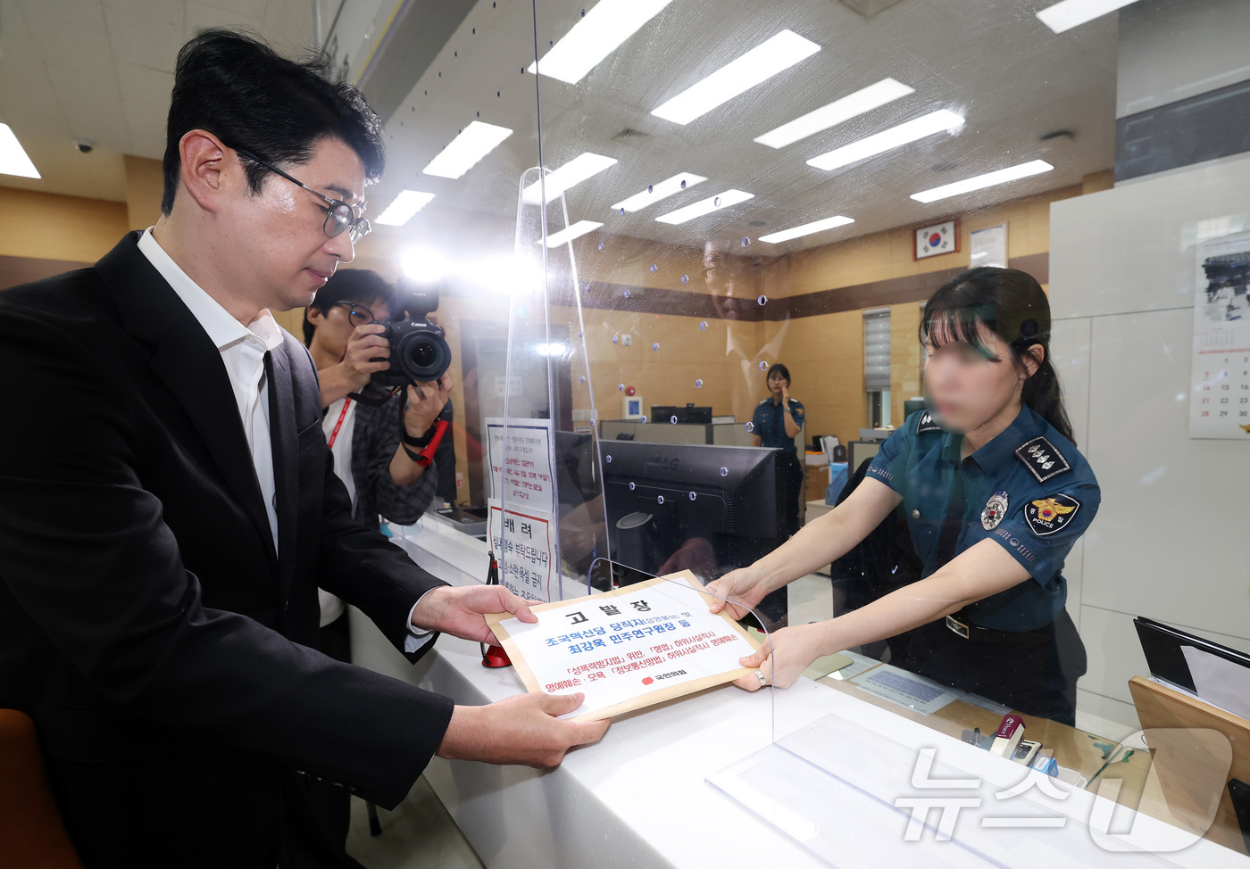 (서울=뉴스1) 오대일 기자 = 주진우 국민의힘 의원이 8일 오전 서울 종로구 서울경찰청 민원실에서 성폭력 2차 가해 조국혁신당 관계자 및 최강욱 전 민주당 교육연수원장을 형사 고 …