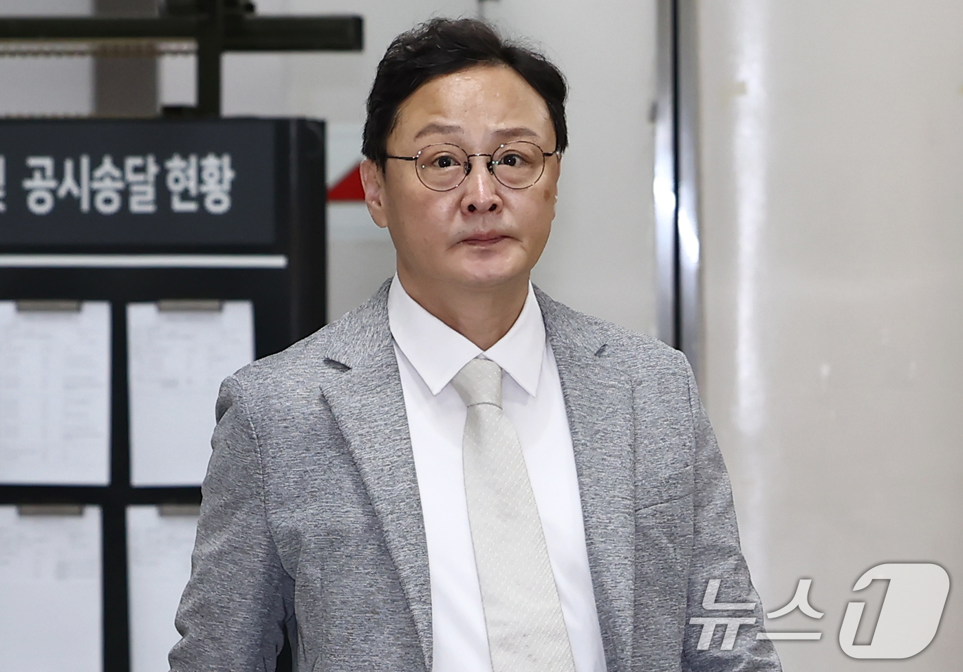 (서울=뉴스1) 김민지 기자 = 류광진 티몬 대표가 8일 오전 서울 서초구 서울중앙지법에서 열린 티몬·위메프 사태 관련 근로기준법·근로자퇴직급여보장법 위반 혐의 첫 공판에 출석하고 …