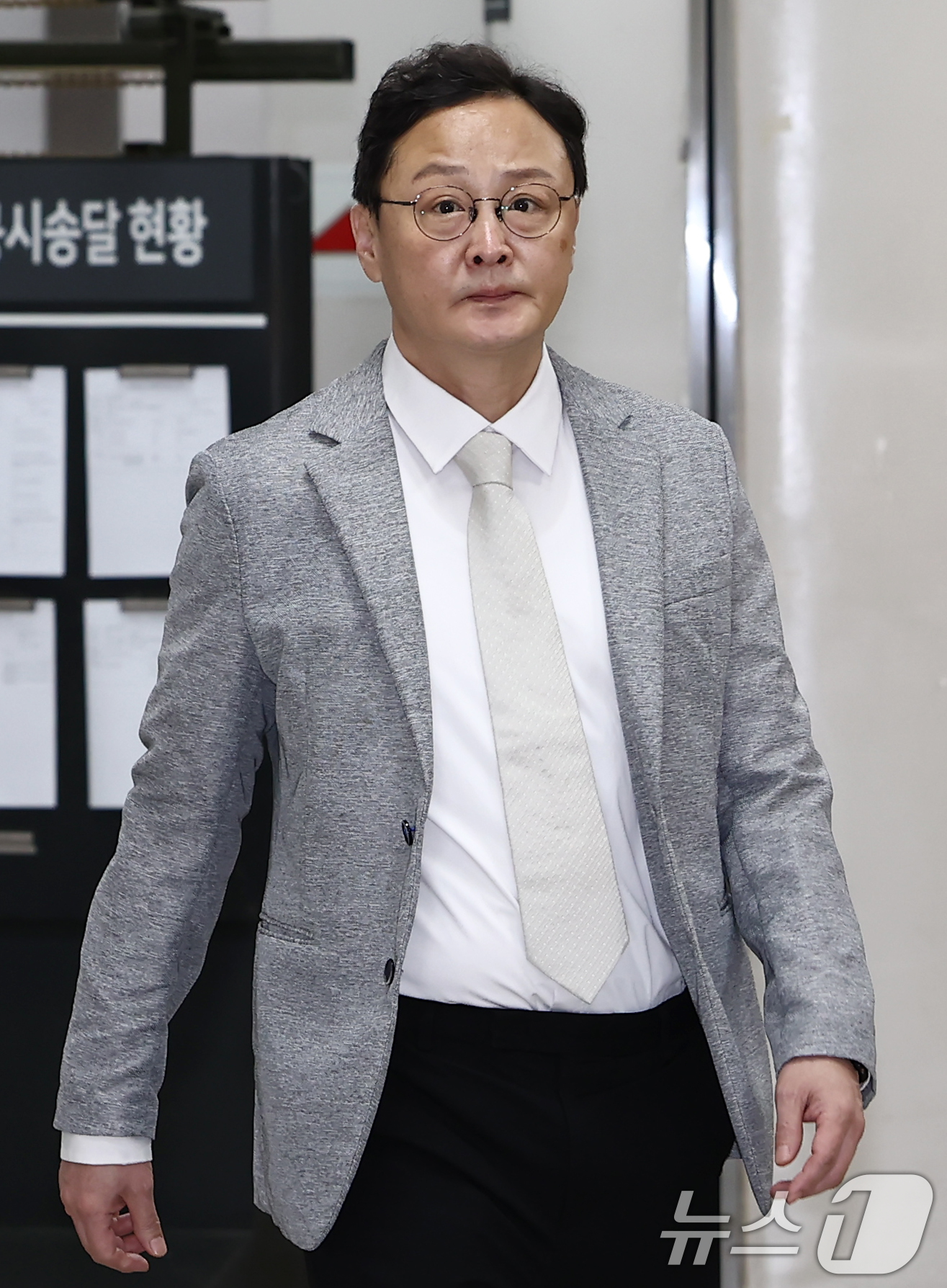 (서울=뉴스1) 김민지 기자 = 류광진 티몬 대표가 8일 오전 서울 서초구 서울중앙지법에서 열린 티몬·위메프 사태 관련 근로기준법·근로자퇴직급여보장법 위반 혐의 첫 공판에 출석하고 …