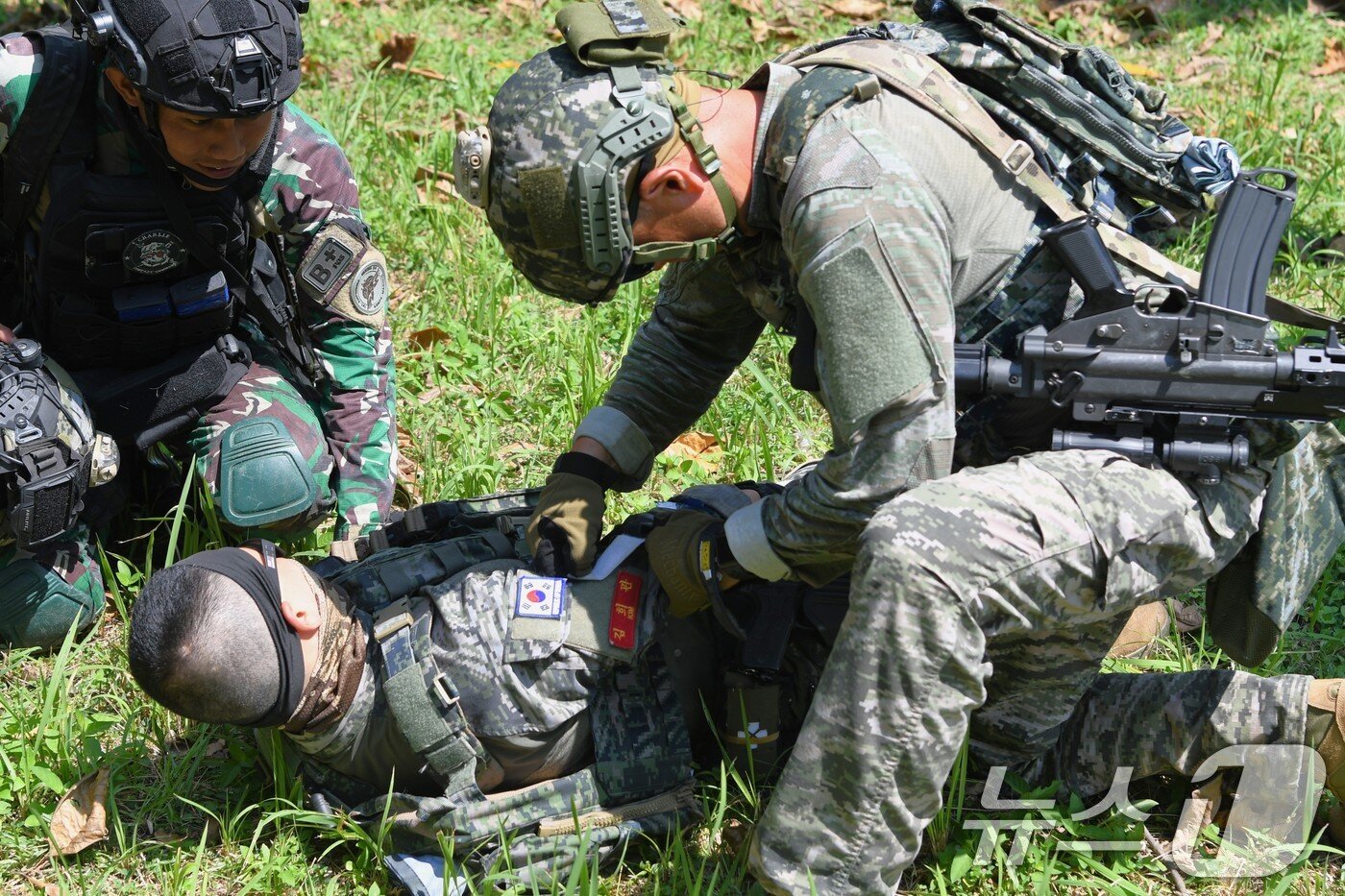 본문 이미지 - 슈퍼가루다실드 연합훈련에 참가한 해병대 장병들이 인도네시아군에게 전투부상자처치 시범을 보이고 있다. (해병대 제공. 재판매 및 DB 금지) 2025.9.8/뉴스1
