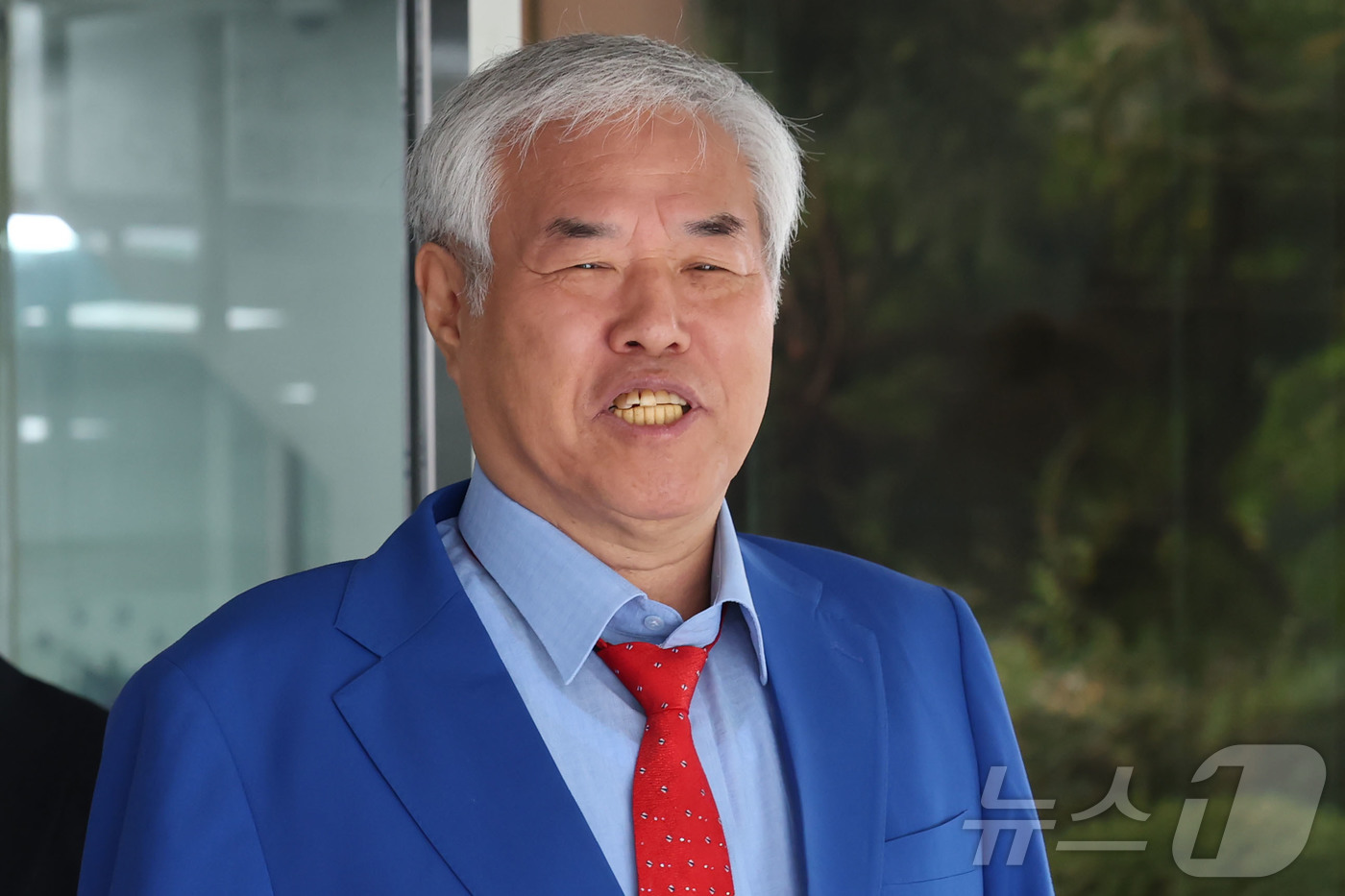 (서울=뉴스1) 김민지 기자 = 광화문 집회에서 15억원을 불법으로 모금한 혐의를 받는 전광훈 사랑제일교회 목사가 8일 오전 서울 서초구 서울중앙지법에서 열린 기부금품의모집 및 사 …