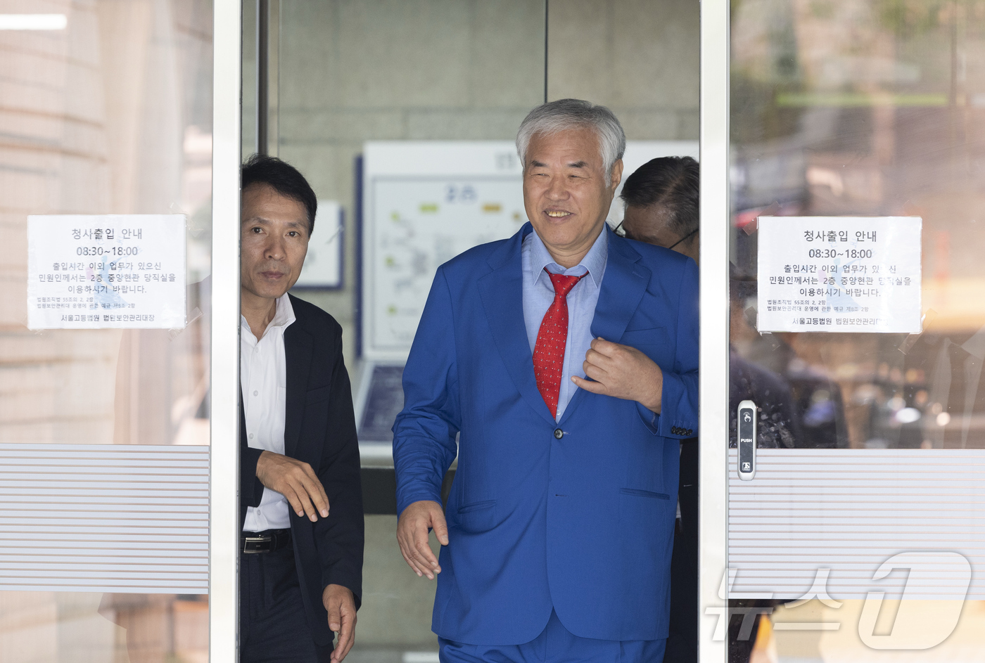 (서울=뉴스1) 김민지 기자 = 광화문 집회에서 15억원을 불법으로 모금한 혐의를 받는 전광훈 사랑제일교회 목사가 8일 오전 서울 서초구 서울중앙지법에서 열린 기부금품의모집 및 사 …