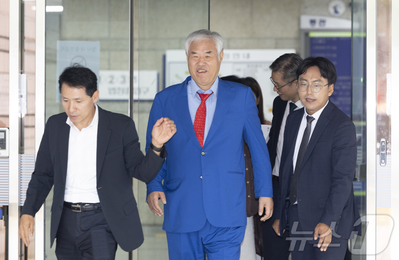 (서울=뉴스1) 김민지 기자 = 광화문 집회에서 15억원을 불법으로 모금한 혐의를 받는 전광훈 사랑제일교회 목사가 8일 오전 서울 서초구 서울중앙지법에서 열린 기부금품의모집 및 사 …