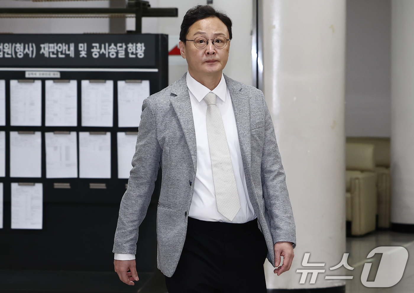 (서울=뉴스1) 김민지 기자 = 류광진 티몬 대표가 8일 오전 서울 서초구 서울중앙지법에서 열린 티몬·위메프 사태 관련 근로기준법·근로자퇴직급여보장법 위반 혐의 첫 공판에 출석하고 …