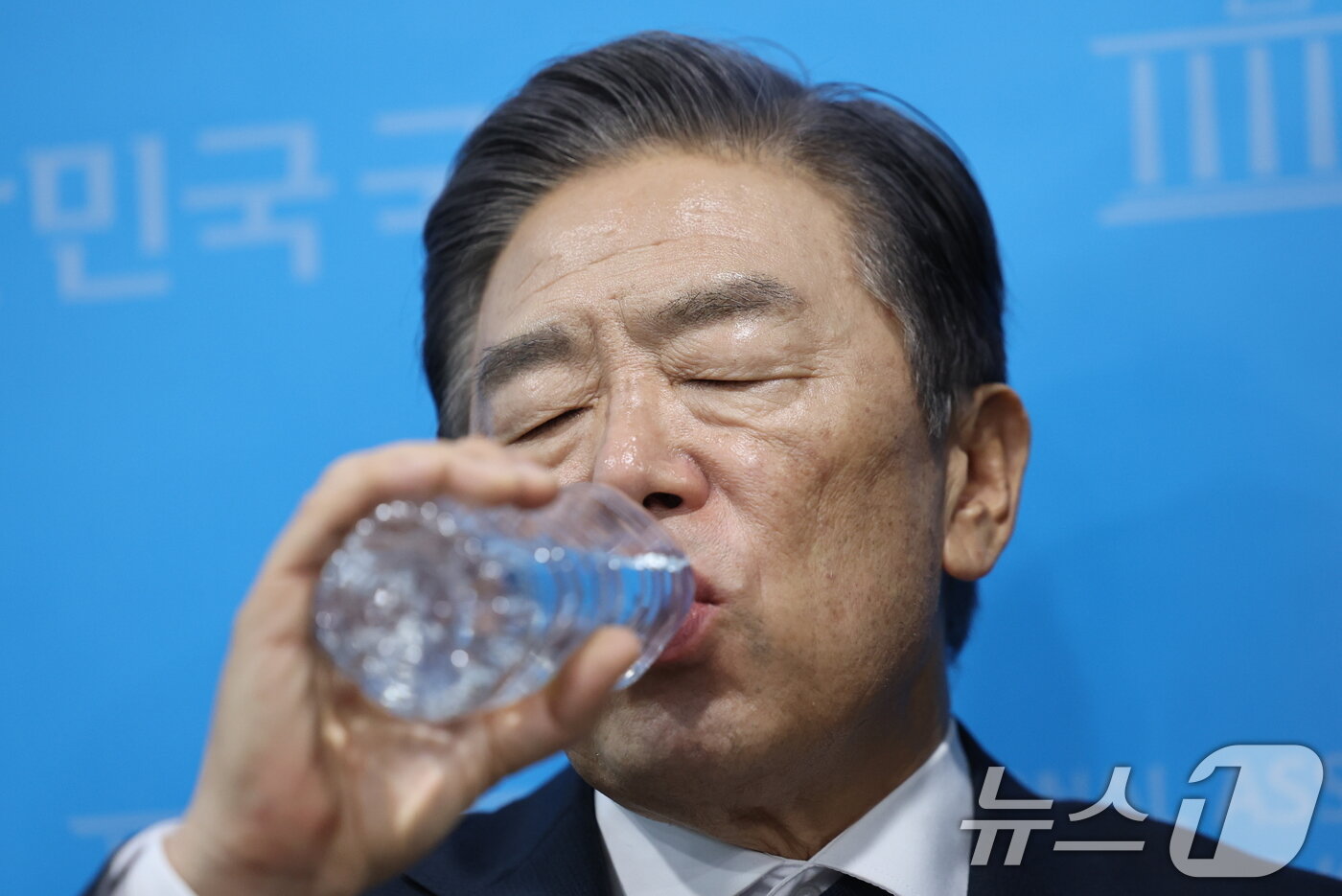 본문 이미지 - 김형석 독립기념관장이 8일 서울 여의도 국회에서 기자회견을 하기에 앞서 물을 마시고 있다. 2025.9.8/뉴스1 ⓒ News1 이승배 기자